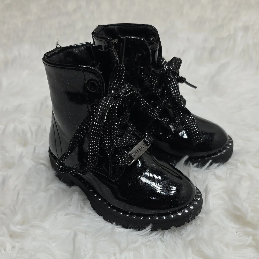 Tahari Merlene Kids Black Sparkle Lace-Up Boots. Size 5